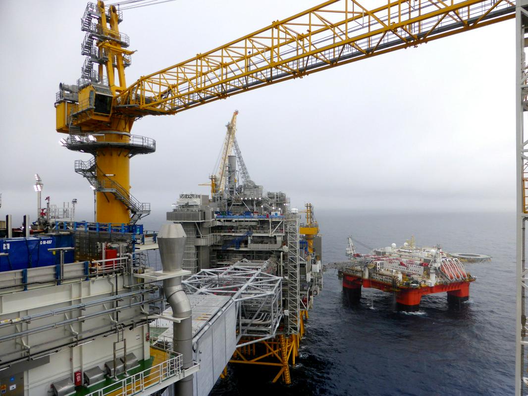 Cena nafte brent je v zadnjem tednu dosegla že 83,47 dolarja. Ameriška lahka nafta WTI je prvič po novembru 2014 presegla mejo 80 dolarjev. Foto: Reuters