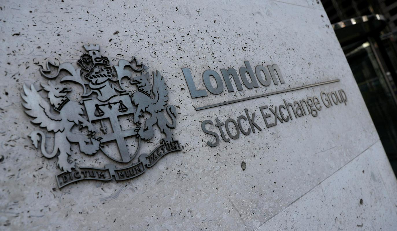 Tudi londonski City se ni mogel izogniti izgubam. Indeks FTSE 100, ki je bil še pred kratkim rekordno visoko, je od ponedeljka do petka izgubil 1,6 odstotka, kar pomeni največjo tedensko izgubo po decembru. V petek so se cenile predvsem delnice rudarskih podjetij. Foto: Reuters
