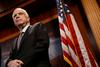 Umrl je ameriški republikanski senator John McCain