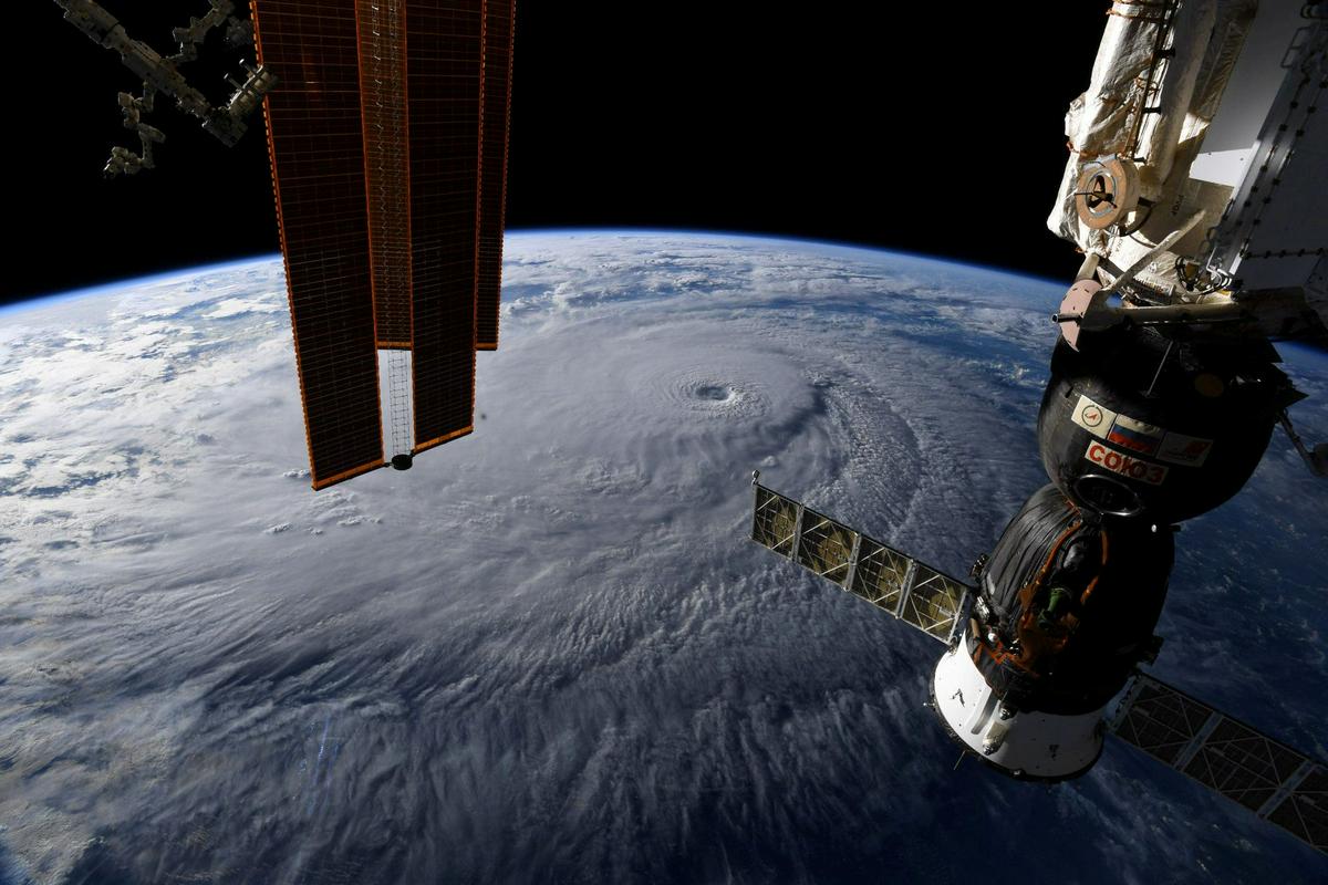 ISS, ki predstavlja enega redkih primerov sodelovanja med ZDA in Rusijo, je v Zemljini orbiti od leta 1998, kjer kroži s hitrostjo 28.000 kilometrov na uro. Foto: Reuters