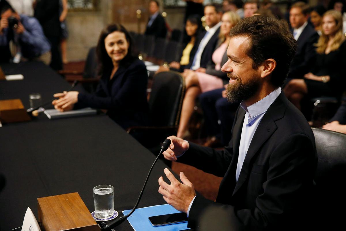 Jack Dorsey (v ospredju) in Sheryl Sandberg (levo) med pričanjem pred senatnim odborom. Foto: Reuters