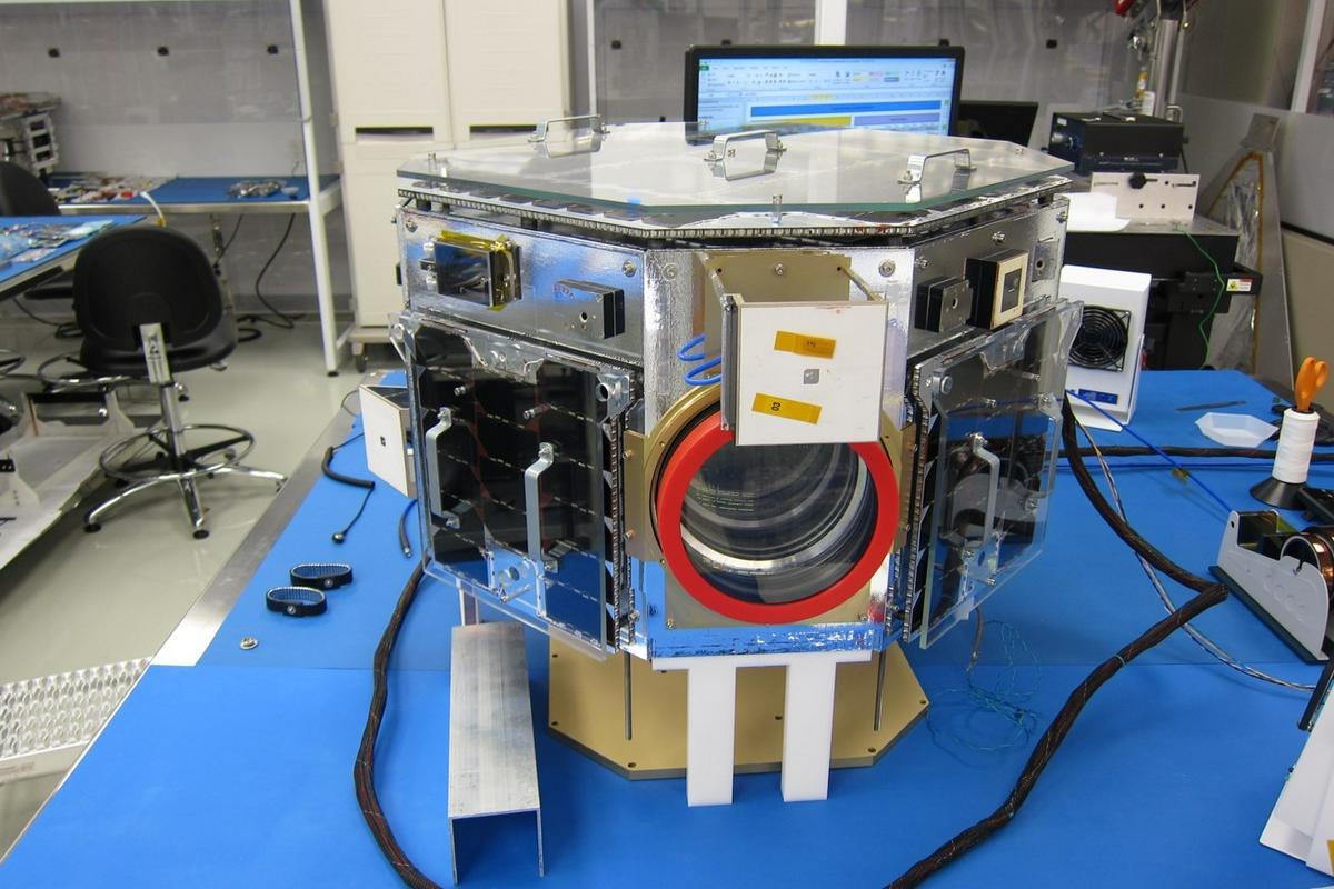 Satelit NEMO-HD, plod slovenskega znanja, še v laboratroriju. Foto: Vesolje-SI