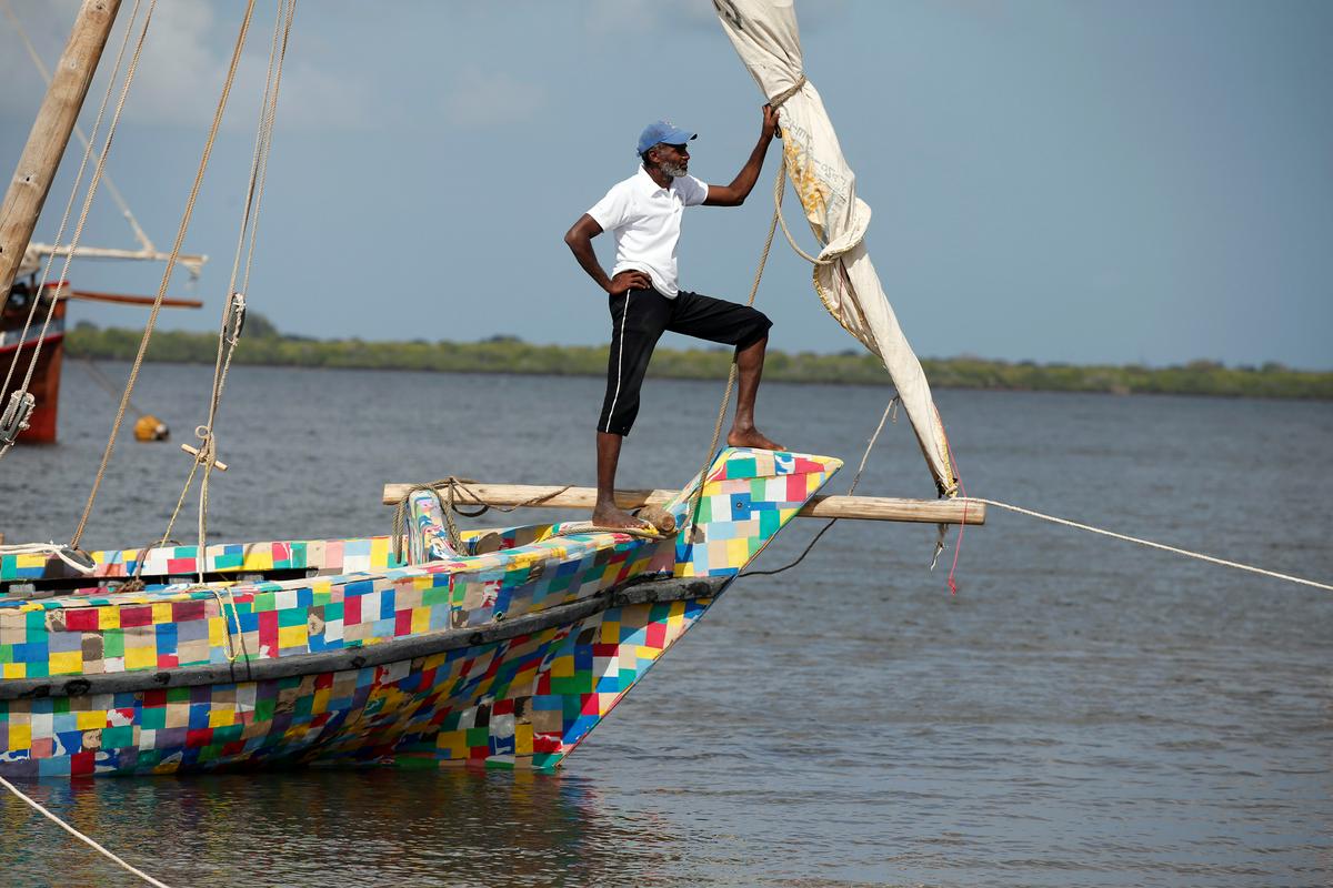 Skupina Kenijcev upa, da bo njihov pisani čoln ljudi po svetu spodbudil, da tudi sami reciklirajo odpadno plastiko. Foto: Reuters