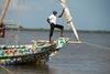 Foto: Kenijci s pisanim čolnom v boj proti onesnaževanju oceanov