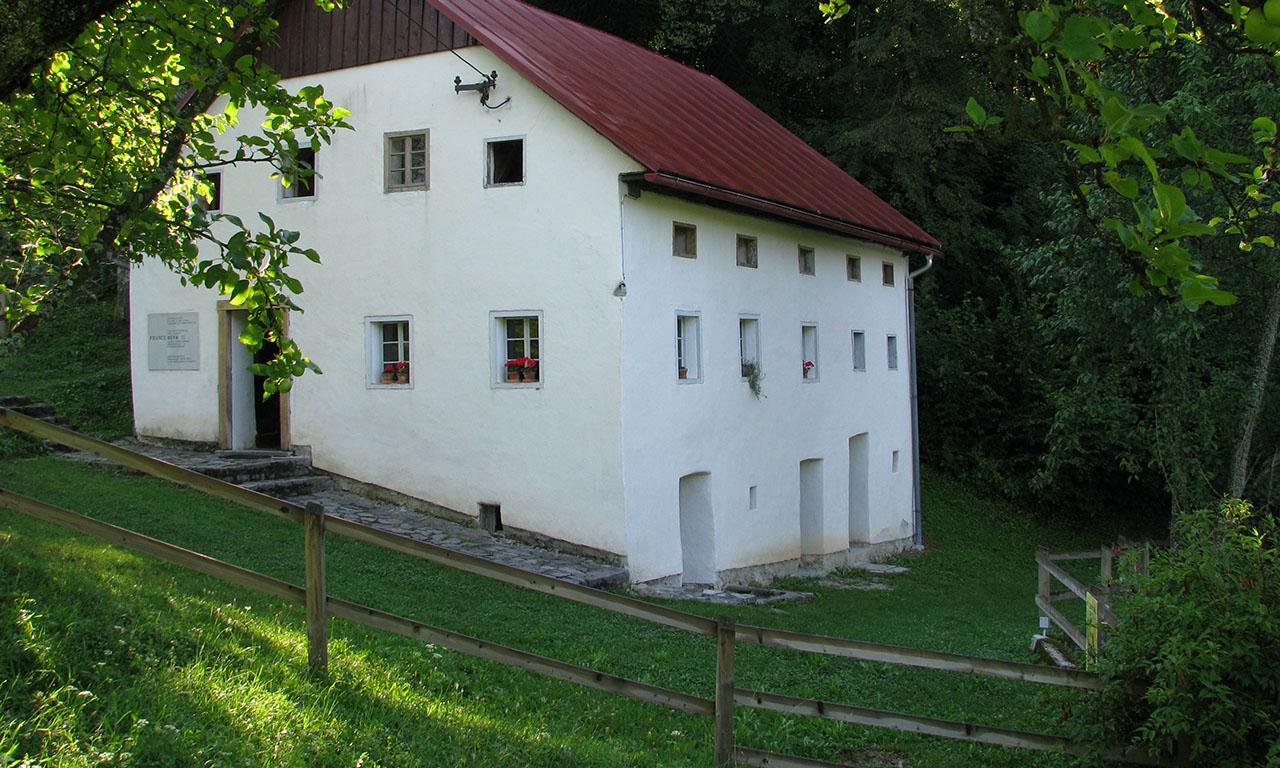 Hiša v vasi Zakojca, kjer je Bevk preživel otroštvo in mladost. Foto: Narodna galerija/visitcerkno.si