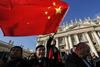 Vatikan in Kitajska sklenila začasen dogovor o imenovanju škofov