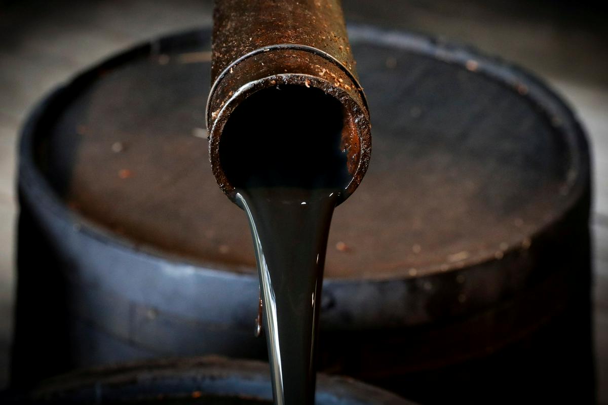 Številne surovine so se ta teden precej pocenile, ne pa tudi nafta. Za 159-litrski sod brenta je bilo treba v torek zvečer plačati 68,5 dolarja. Foto: Reuters