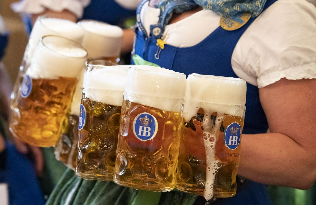 Letos je Združenje slovenskih pivovarn k zaznamovanju praznovanja spodbudilo vse svoje člane, pa tudi nečlane, zainteresirane lastnike pivnic ter drugih gostinskih lokalov, ki točijo pivo. Foto: EPA