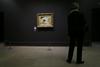Umetnica je z geslom JazTudi popisala Courbetevo sliko Izvor sveta. Policija je aretirala dve osebi.