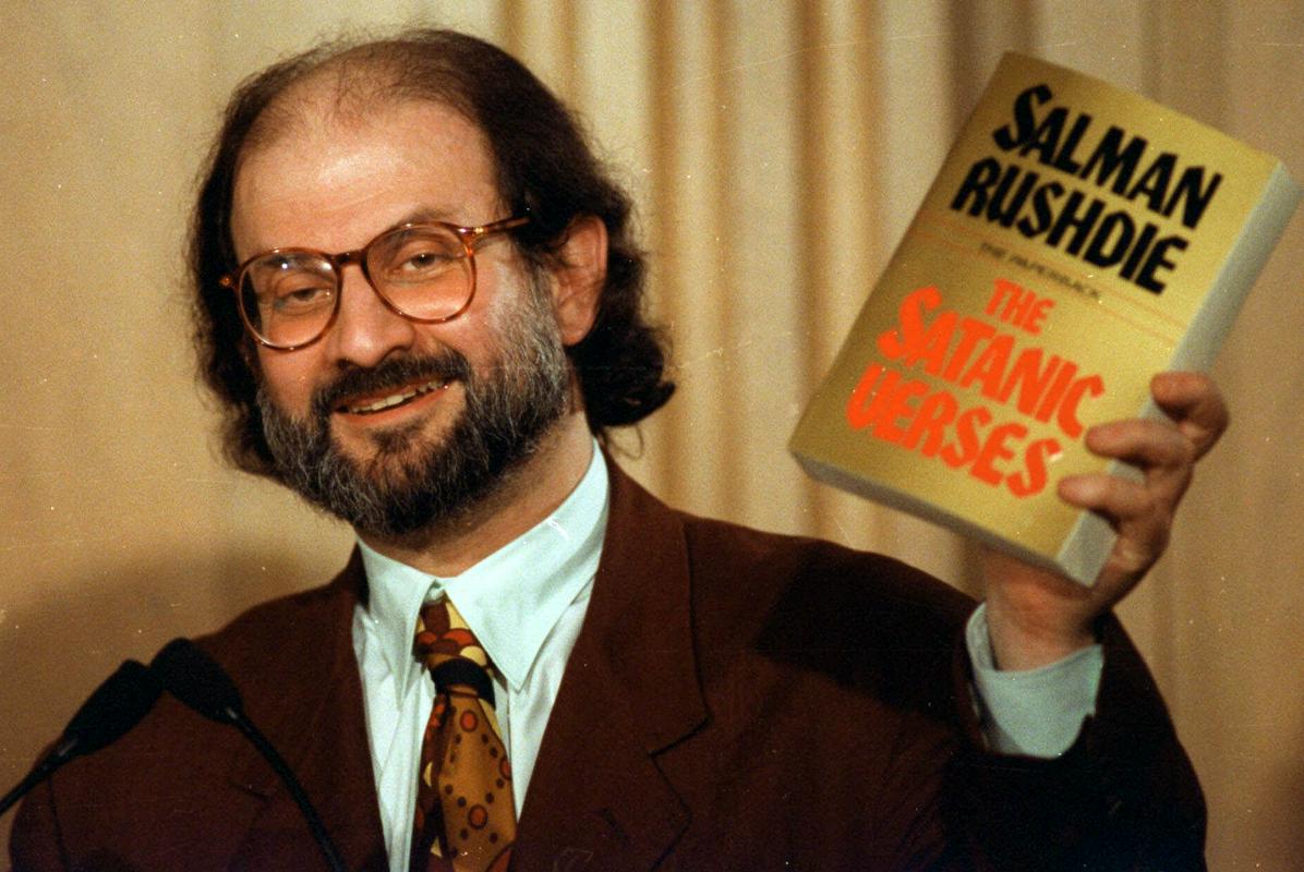 Salman Rushdie s Satanskimi stihi na posnetku s konca 80. let minulega stoletja. Foto: AP