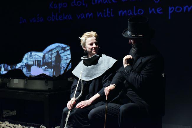 Violinistko igra Barbara Cerar, njen oče je Uroš Fürst. Foto: Peter Uhan/SNG Drama Ljubljana