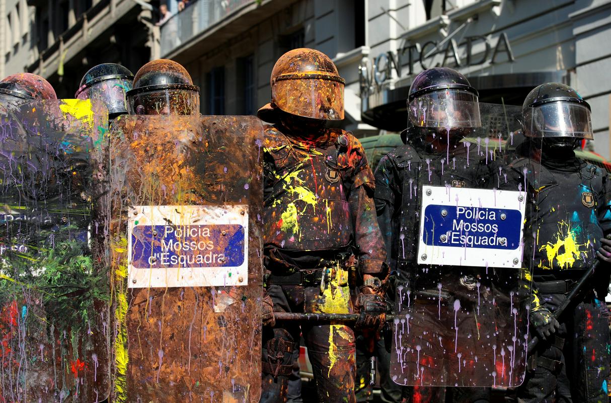 Zagovorniki neodvisnosti so protiizgredno policijo napadli z barvami. Foto: Reuters