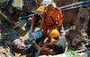 Sulavesi: 832 žrtev potresa, reševalci z rokami odkopavajo preživele