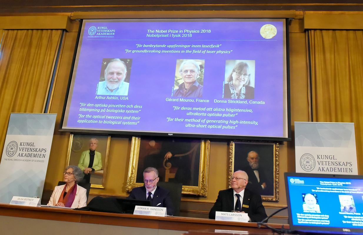 Po 55 letih je Nobelovo nagrado osvojila ženska, in sicer Kanadčanka Donna Strickland (desno na ekranu). Foto: Reuters