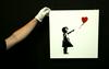 Ljubezen v smetnjaku: Banksyjeva samouničena slika zapisana v zgodovino umetnosti