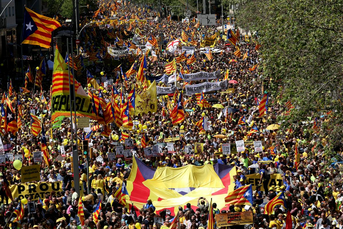 Leto dni po referendumu o neodvisnosti, ki sta ga Madrid in špansko ustavno sodišče vnaprej razglasilo za nezakonitega, so se okrepili protesti v Kataloniji. Po sporih se je poenotila tudi sicer ideološko in programsko zelo pisana koalicija katalonskih osamosvojiteljev, ki so pri tem za potrebno večino za sprejetje sporne resolucije pridobili še dodatno podporo. Foto: Reuters