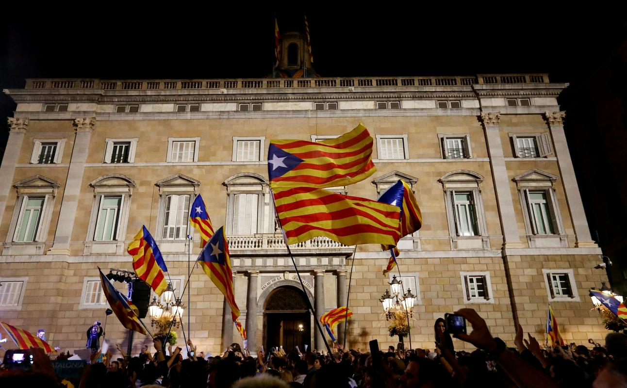 Katalonski politični vrh je 27. oktobra 2017 naznanil ustanovitev od Španije neodvisne Katalonije, česar pa mednarodna skupnost ni priznala. Foto: Reuters