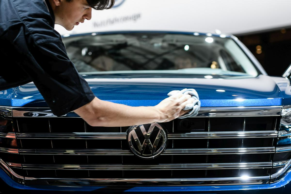 Nemške potrošniške organizacije so danes v imenu več deset tisoč posameznikov vložile skupinsko tožbo zoper Volkswagen zaradi prirejanja podatkov o izpuhih. Foto: EPA
