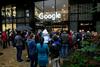 Googlovi uslužbenci protestno zapustili delovna mesta zaradi obravnave žensk