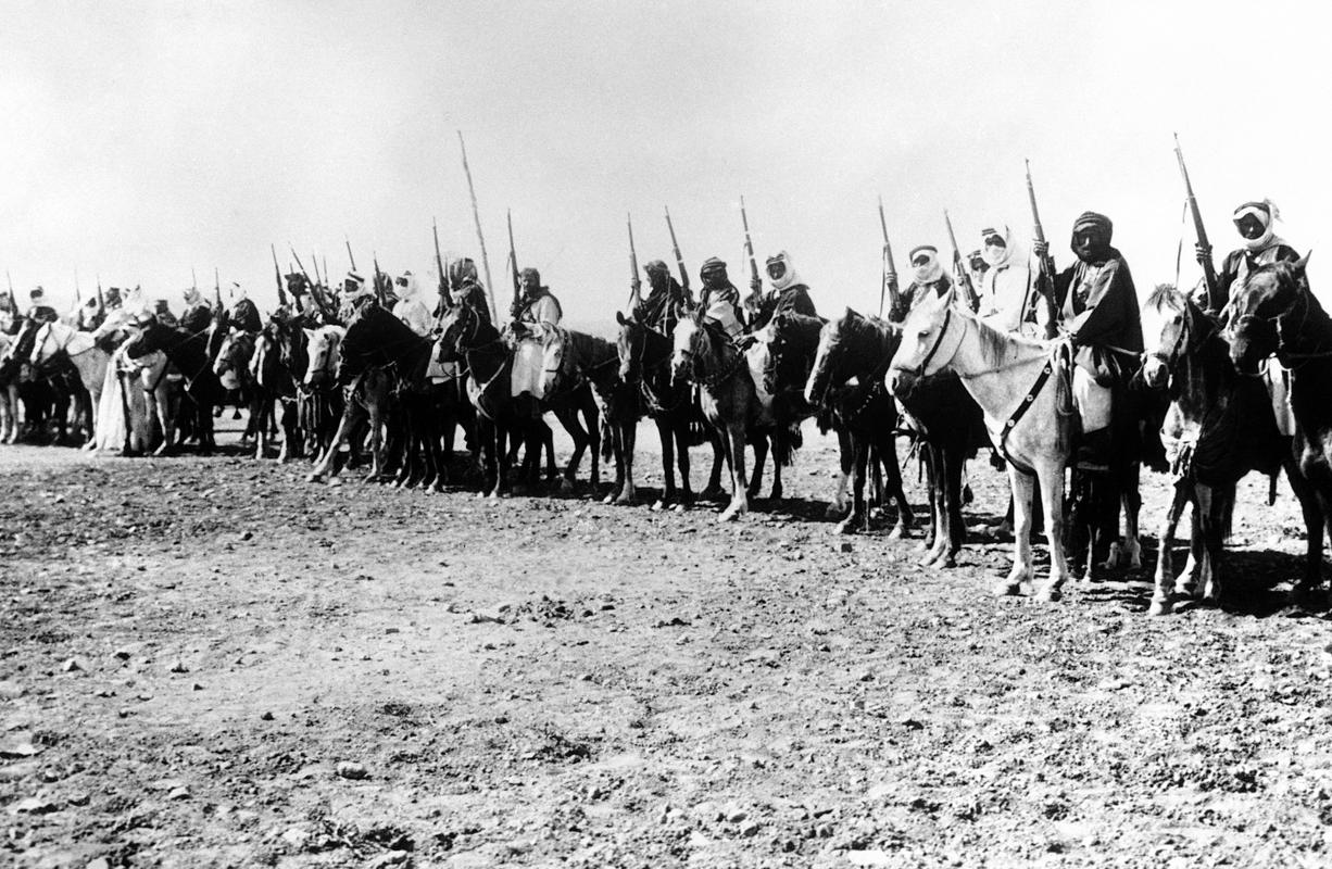 Velika Britanija je v letih 1915/1916 Huseinu Ibn Aliju Al Hašimiju, poglavarju, ki je nadzoroval zahodni pas Arabskega polotoka s svetima mestoma Meko in Medino, obljubila neodvisno arabsko državo na večini Bližnjega vzhoda v zameno za boj Arabcev na britanski strani proti Osmanskemu imperiju v takratni vojni. Arabci so to storili, a so jih Britanci prevarali. Ozemlje, ki so jim ga obljubili, so si namreč že razdelili s Francozi, del pa so ga obljubili tudi sionistom za ustanovitev domovine Judov, ne ozirajoč se na želje tamkajšnjega prebivalstva. Foto: AP