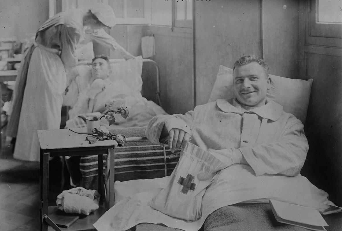 Prva svetovna vojna je prinesla velik napredek v medicini, od izboljšanja kirurških tehnik, uvedbe antiseptikov do uvedbe triaže in začetka plastične kirurgije. Na fotografiji ranjeni ameriški vojak v bolnišnici v Auteuilu v Franciji okoli leta 1915. Foto: Reuters