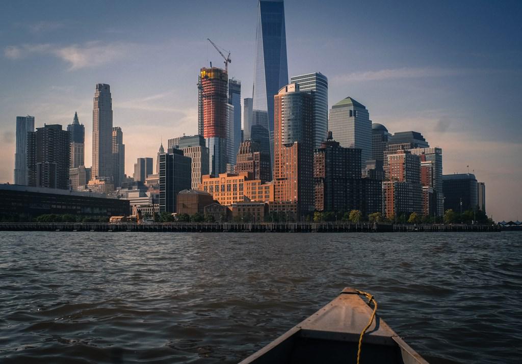 Marko Požlep je Tloris za revolucijo prvič pravzaprav uprizoril leta 2017 v New Yorku, ko je s kanujem obkrožil tamkajšnji otok Manhattan. Foto: Marko Požlep/Gledališče Glej