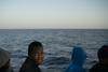 81 prebežnikov ne želi s tovorne ladje v strahu pred libijskimi centri za pridržanje