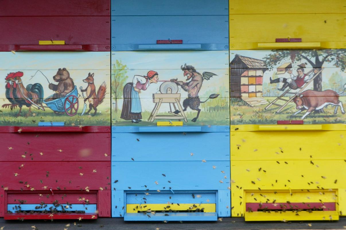 Panjske končnice, poslikane deščice, ki zapirajo čebelje panje, so kot ljudska umetnost v Sloveniji prisotne od srede 18. stoletja. (Fotografija je simbolična.) Foto: MMC RTV SLO