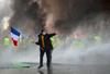 Pariz: Na burnih protestnih proti dražjemu gorivu aretirali več protestnikov