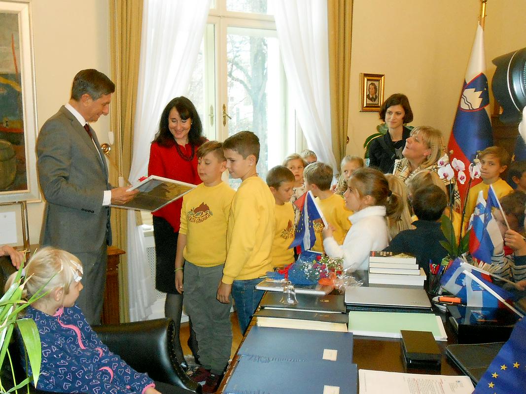Učenci in učitelji Osnovne šole Alojza Gradnika s Cola in predsednik Republike Slovenije Borut Pahor. Foto: Primorski dnevnik