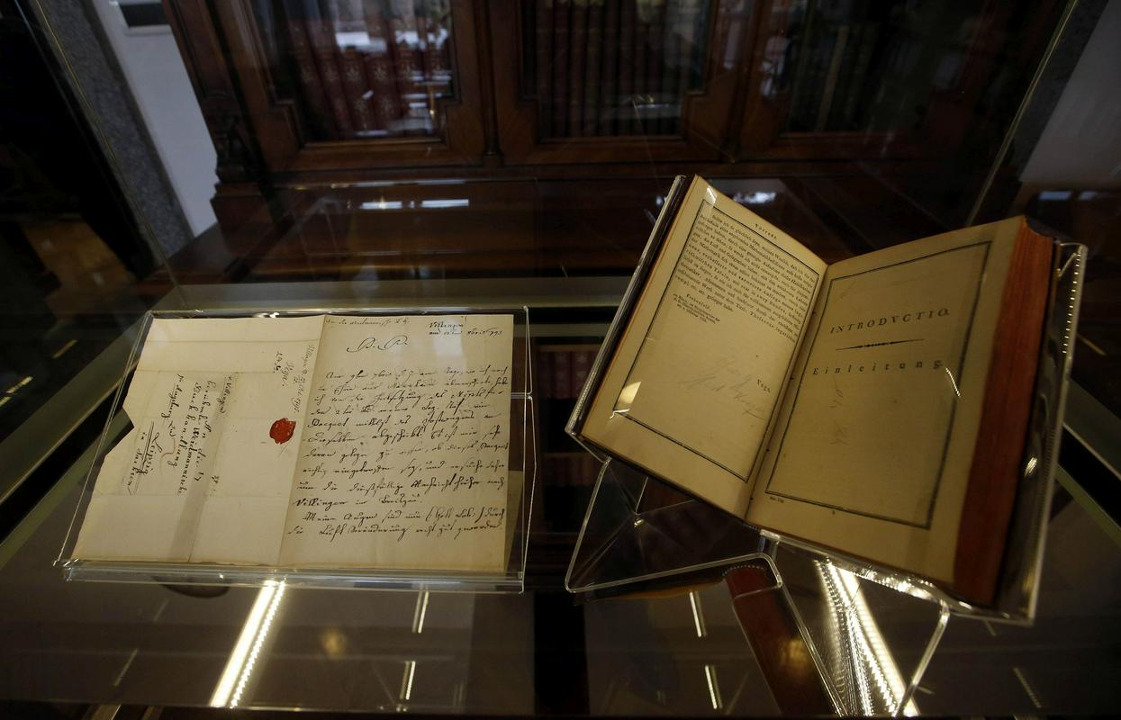 Pismo Jurija Vege in knjiga, ki jo je napisal. Zbirka v muzeju. Foto: BoBo