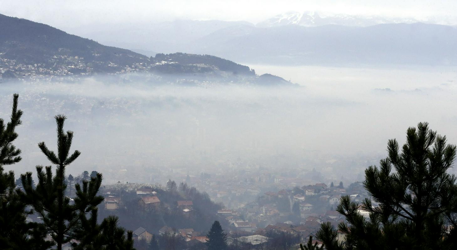 Sarajevo ima že več dni izjemno onesnažen zrak. Foto: EPA