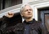Julian Assange bo na poroki v zaporu nosil kilt Vivienne Westwood 
