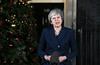 Theresa May ostaja na čelu konservativcev in britanske vlade