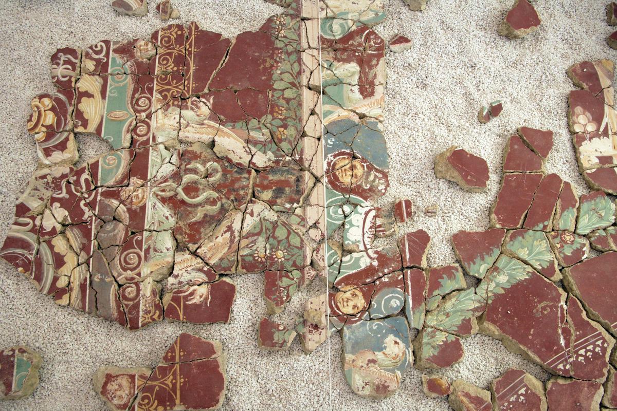 Stropne freske antične Celeje v delavnici Restavratorskega centra ZVKDS-ja. Foto: ZVKDS