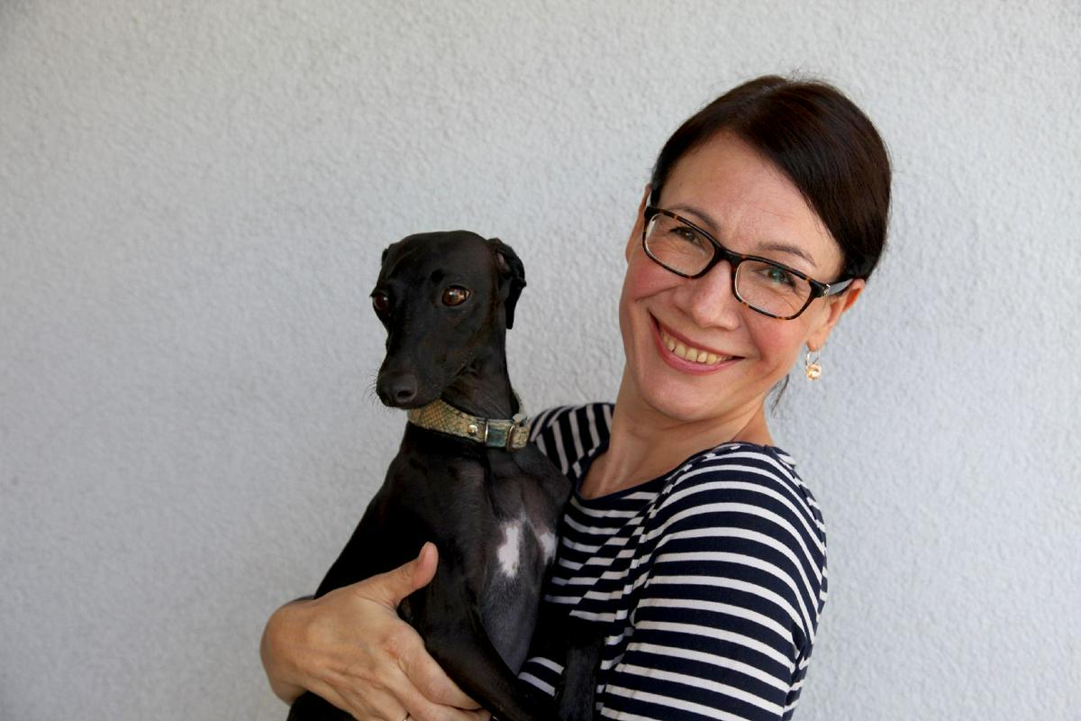 Lidija Kosaber v družbi svojega psa, ki pomaga pri psihoterapijah. Foto: Osebni arhiv