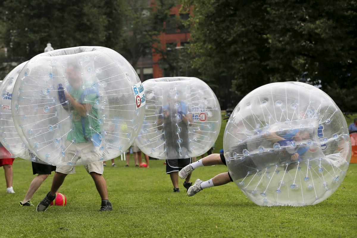 V Bostonu prirejajo 'nogomet v mehurčkih', ki naj bi pri igralcih zmanjševal stres. Foto: Reuters