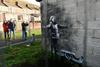 Lepe praznike od Banksyja: S pepelom posut deček opozarja na onesnažen zrak
