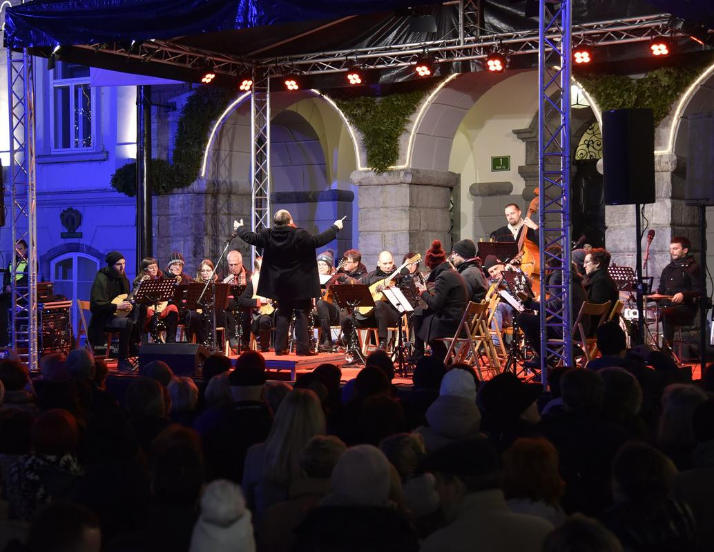 Orkester mandolina Ljubljana z dirigentom Andrejem Zupanom. Foto: BoBo