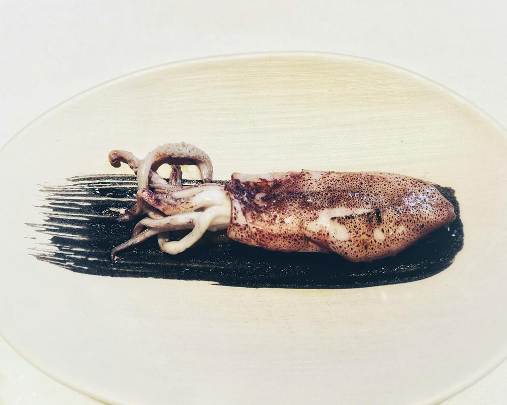 Ena od podpisnih jedi Etxebarrija – s karamelizirano šalotko polnjena sipa na svojem črnilu. Foto: MMC RTV SLO/Kaja Sajovic