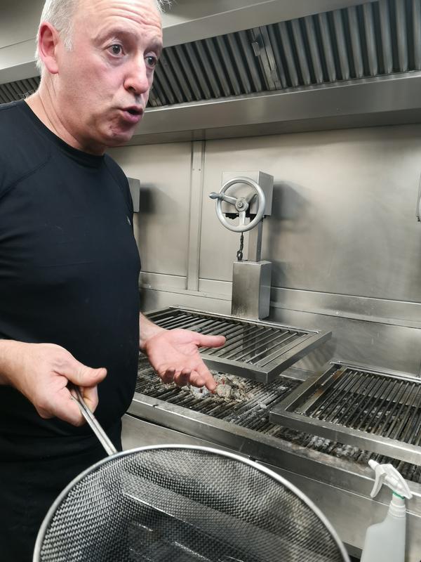 Victor Arguinzoniz ni eden iz vrst kuharjev nastopačev, ampak se sramežljivi virtuoz raje drži svoje kuhinje, v kateri je sam razvil vsako napravo in posodo. Foto: MMC RTV SLO/Kaja Sajovic
