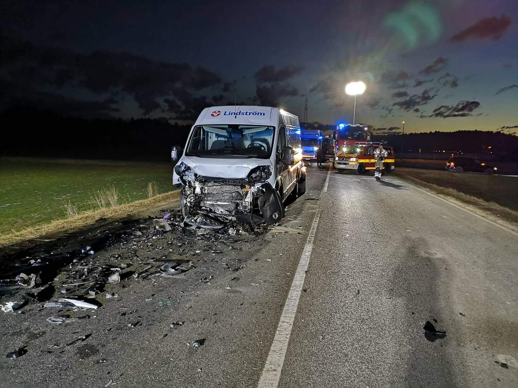 Cesta Škofja Loka‒Medvode je bila pri odcepu za Spodnjo Senico zaradi nesreče dalj časa zaprta. Foto: Policija/PU Kranj 