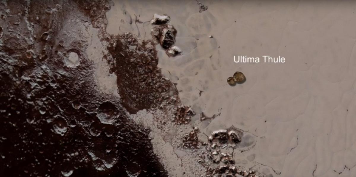 Izsek je iz zgornje fotografije, malo pod sredino, na robu velikega ledeniškega polja. Nanj je prilepljena Ultima Thule. Foto: NASA/JHUAPL/SwRI