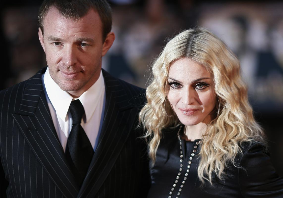 Leta 2008 se je veliko govorilo o ločitvi glasbenice Madonne in britanskega režiserja Guya Ritchieja. Madonna naj bi mu ob ločitvi izplačala med 76 in 92 milijoni dolarjev, nedavno pa sta se zapletla še v bridko bitko glede skrbništva nad sinom Roccom. Foto: Reuters