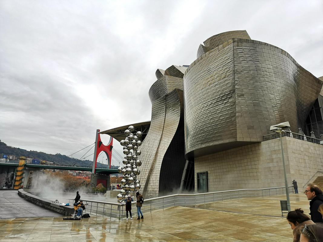 Kje bo začetek v Bilbau? Marsikdo bi stavil na Neruo, tamkajšnji znameniti Guggenheimov muzej. Druga možnost je stadion Athletica, kjer se je lani začela etapa Vuelte, ki jo prav tako prireja ASO. Foto: MMC RTV SLO/Kaja Sajovic