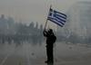 V Atenah več kot 100.000 ljudi na nasilnih protestih proti imenu Makedonije 