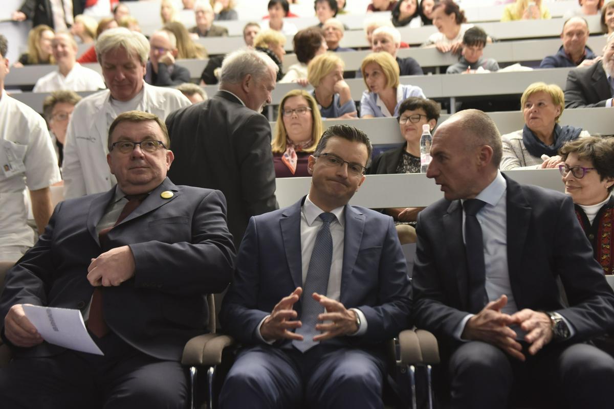 Minister Samo Fakin, premier Marjan Šarec in direktor UKC-ja Aleš Šabeder (od leve proti desni). Foto: BoBo