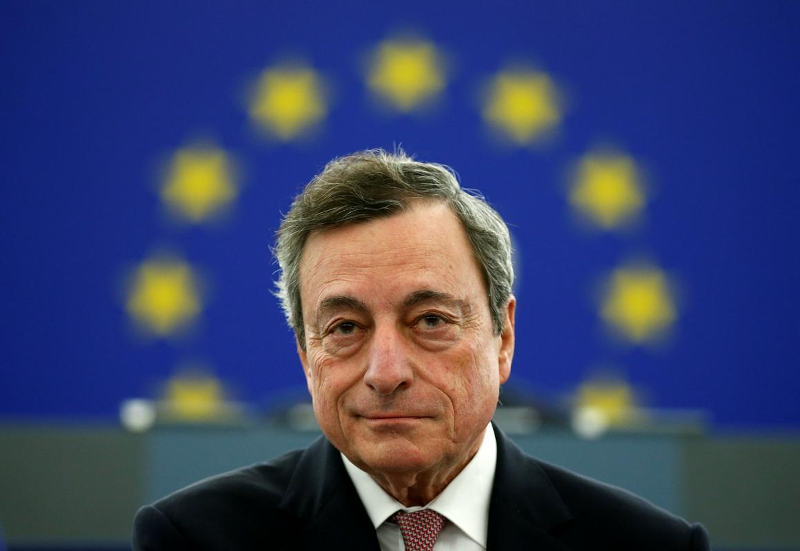 Ciao, super Mario. Guverner ECB-ja Mario Draghi je naredil dovolj, da je rešil evropsko valuto, nihče pa ne ve, kaj bo z leti prinesla politika negativnih obrestnih mer in kako nevarno se ob ECB-jevi ultra ohlapni denarni politiki napihujejo nekateri investicijski razredi. Lahko se zgodi, da bodo posledice katastrofalne. Z Draghijevo zapuščino gotovo niso zadovoljni varčevalci: obresti na bančne depozite so naravnost mizerne, v tujini ponekod celo že negativne. Foto: Reuters