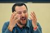 Salvini ladji s prebežniki ne dovoli vpluti