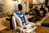 Atrakcija v Budimpešti  ‒ robotsko gostinsko osebje, ki ne odžira kruha ljudem